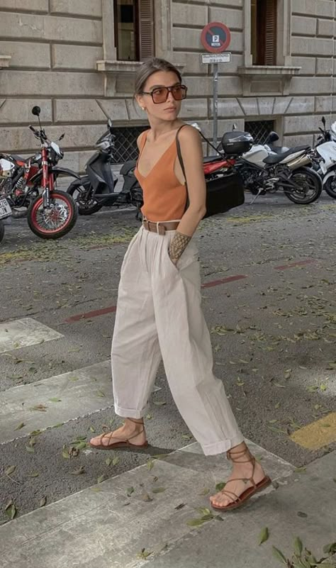 Italian Fashion Summer Street Style, Italian Fashion Street Summer, Vienna Street Style Summer, Italian Summer Fashion Women, Antigua Outfit Ideas, Italian Fashion Women Street, Italian Summer Outfits Womens Fashion, Italian Outfits Women Summer, Summer Park Outfits