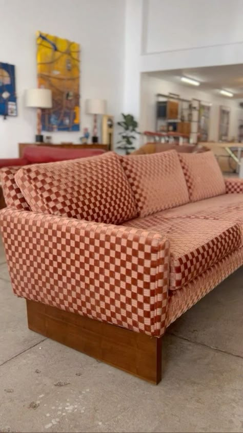 Diy Couch Upholstery, Checkered Furniture, Checkered Chair, Patterned Couch, Checkered Aesthetic, Checkered Decor, Designer Living Room, Vintage Couch, Living Room Cozy