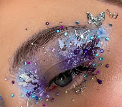 Floral Makeup Looks, Floral Eye Makeup, Glitter Makeup Ideas, Eyeshadow Makeup Looks, Spring Makeup Looks, Makeup Looks Ideas, Festival Makeup Glitter, Butterfly Makeup, Sparkly Makeup