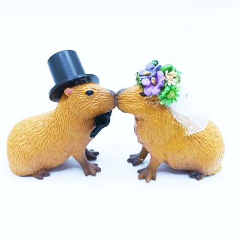 Wedding Cake Toppers Animals, Fun Cake Toppers Wedding, Flower Crown And Veil, Crown And Veil, Funny Cake Toppers, Funny Wedding Cake Toppers, Bride And Groom Cake Toppers, Dream Wedding Cake, Cake Topper Wedding