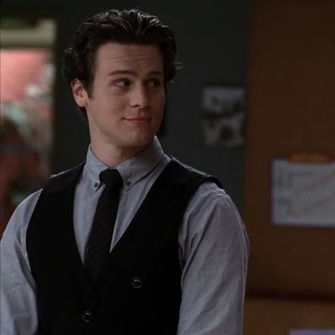 Jesse Saint James Glee, Jonathan Groff Icons, Jessie St James, Jonathan Groff Mindhunter, Glee Jesse St James, Guy Smirking, Glee Jesse, Jesse Glee, Jonathan Groff Hamilton