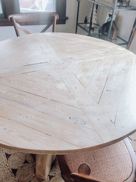 Round Table Bases Ideas, Round Table Ideas Diy, Doy Round Dining Table, Build A Round Dining Table, Diy Circle Kitchen Table, Round Farmhouse Kitchen Table Diy, Pallet Round Table, Round Farmhouse Table Plans, Circle Table Outdoor