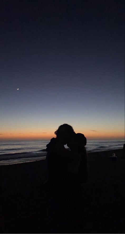 Beach Couple Astethic, Sunset Pics With Boyfriend, Sunset Couple Photos, Watching Sunset With Boyfriend, Couple Sunset Aesthetic, Sunset Pictures With Boyfriend, Sunset Couple Aesthetic, Beach Photo Couple, Sunset With Boyfriend