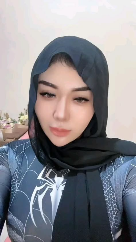 Spiderman Girl, Video Hijab, Hijab Teen, Afghan Wedding, American Eagle Outfits, Hijabi Fashion Casual, Aesthetic Grunge Outfit, Spider Girl, Hijab Chic