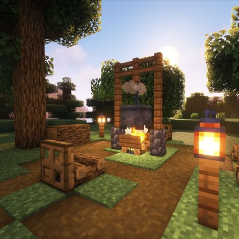 Cute Campfire and Chairs in Minecraft EASY and FAST Minecraft Bonfire Pit, Campfire Minecraft Build, Cute Campfire Minecraft, Minecraft Bonfire Ideas, Minecraft Smoker House, Minecraft Outdoor Fireplace, Bonfire Minecraft, Camp Minecraft Ideas, Minecraft Small Outdoor Decorations