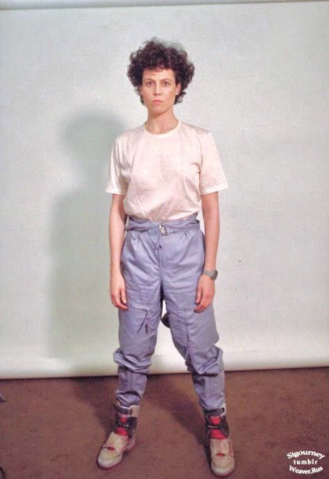 Alien Diy, Sigourney Weaver Young, Alien Sigourney Weaver, Vampire Costume Diy, Alien Ripley, Conquest Of Paradise, Alien Cosplay, Pirate Costume Diy, Aliens 1986