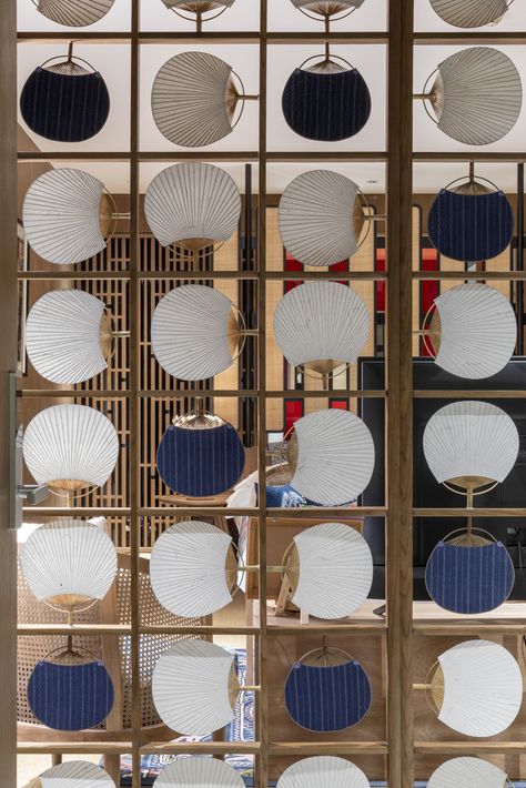 Japan Ceiling Design, Japanese Partition Wall, Japanese Design Elements, Japanese Ceiling Design, Japanese Decoration, Japanese Restaurant Interior, Japanese Restaurant Design, Japanese Cafe, Blue And White Decor