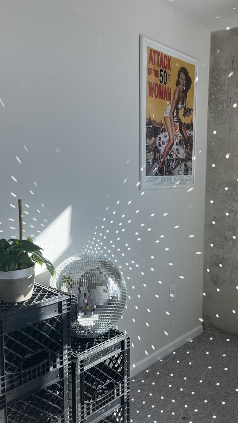 Bedroom Ideas Disco Ball, Disco Ball Living Room Aesthetic, Mirror Ball In Bedroom, Disco Ball Room Decor Aesthetic, Disco Ball In Room, Bed Room Disco Ball, Uni Bedroom, Sopot, Bedroom Inspo