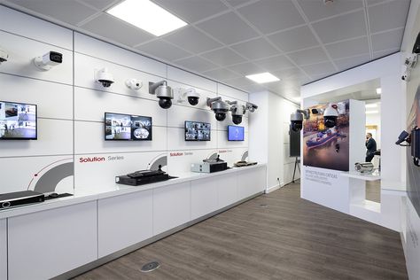 Cctv Display Showroom, Electronics Store Design, Mobile Shop Design, Small Office Design Interior, Sky Pool, Freelance Design, Small Office Design, Cross Selling, Retail Interior Design