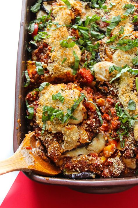 Vegan Eggplant Parmesan Bake - Layers of Happiness Vegan Eggplant Parmesan, Magical Food, Eggplant Parmesan Baked, Vegan Eggplant, Vegan Casserole, Vegan Italian, Bananas Foster, Eggplant Parmesan, Pasta Sauces