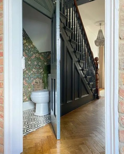 a vintage powder room under the stairs done with bold tile and whimsical wallpaper plus white appliances is lovely Hall Panelling, Classic Hallway, Understairs Toilet, Vintage Powder Room, Bathroom 2022, Painted Staircase, Downstairs Wc, Cloak Room, Small Downstairs Toilet