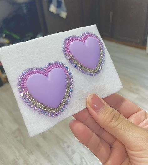 Beading native earrings. Heart Shaped Beaded Earrings, Purple Beaded Earrings Native Americans, Beadwork Designs Patterns, Heart Beaded Earrings, Native American Beadwork Earrings, Indigenous Beading, Purple Beaded Earrings, Beaded Heart Earrings, Native Beaded Earrings