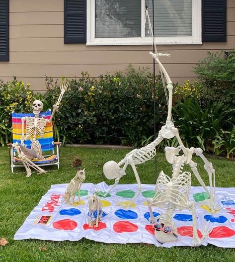 Hilarious Skeleton Decorations, Cute Skeleton Halloween Decor, Halloween Pumpkin Yard Decorations, Funny Skeleton Decorations, Funny Skeleton Displays, 5 Foot Skeleton Ideas, Skeleton Lawn Ideas, Skelton Decorating Ideas, Yard Skeleton Ideas Funny