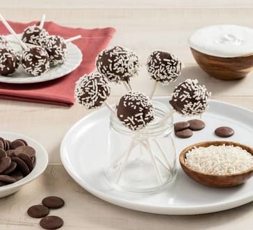 Chocolate Cake Pop Recipe, Chocolate Cake Pops Recipe, Chocolate Cake Pop, Hot Chocolate Cake, Chocolate Cake Pops, Cake Pop Recipe, Cookie Snack, Cake Mixture, Christmas Candy Recipes