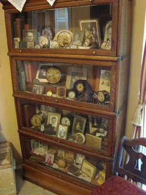 Old Picture Display Ideas, Wall Cabinet Vintage, Antique Family Photos Display, Heirloom Display Ideas, How To Display Old Photos, Displaying Family Heirlooms, Antique Photo Display, Displaying Old Photos, How To Display Family Heirlooms