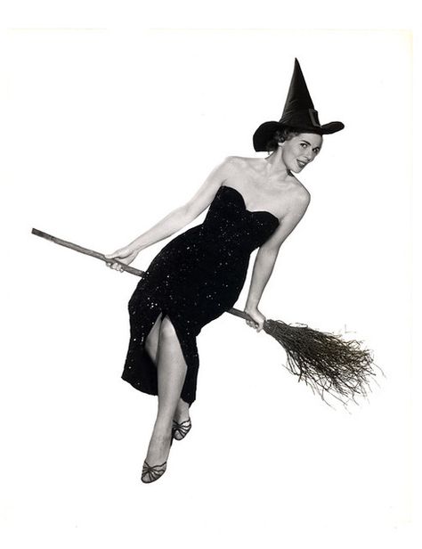 Hollywood Halloween, Halloween Pin Up, Vintage Halloween Art, Vintage Witch, Halloween Photoshoot, The Good Witch, Halloween Images, Halloween Photos, Nose Art