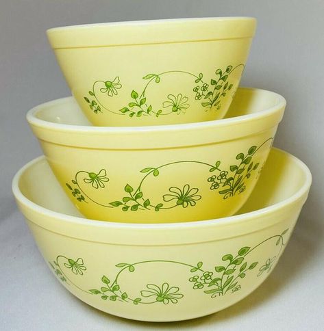 Pyrex Patterns Guide By Year, Rare Pyrex Patterns, Vintage Corningware Patterns, How To Display Vintage Dishes, Pyrex Patterns Guide, Pyrex Recipes, Pyrex Patterns Worth Money, Corningware Vintage Patterns, Vintage Glassware Display