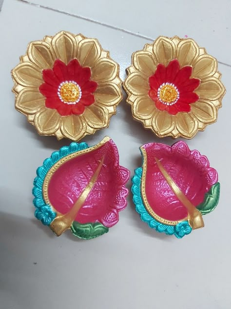 Diya Colouring Ideas, Diya Colouring, Diyas Decoration, Diy Diyas, Decorated Pots, Diwali Toran, Diwali Decoration Lights, Clay Diya, Diy Jewelry Tray