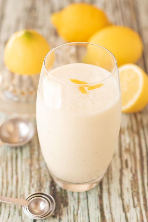 Zingy lemon smoothie is the perfect smoothie for a warm day. Quick and easy to make and made with minimal ingredients, you'll soon be cooling down with this delicious iced lemon smoothie! The Perfect Smoothie, Lemon Smoothie, Lemon Banana, Hot Lemon Water, Lemon Health Benefits, Lemon Uses, Perfect Smoothie, Warm Lemon Water, Lemon Water Benefits