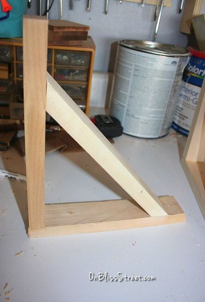 build a simple shelf bracket for any space from scrap wood, how to, repurposing upcycling, shelving ideas, storage ideas, woodworking projects Antique Woodworking Tools, Shelving Ideas, Woodworking Box, Woodworking For Kids, Woodworking Patterns, Into The Wood, Shelf Bracket, Diy Holz, Cool Woodworking Projects