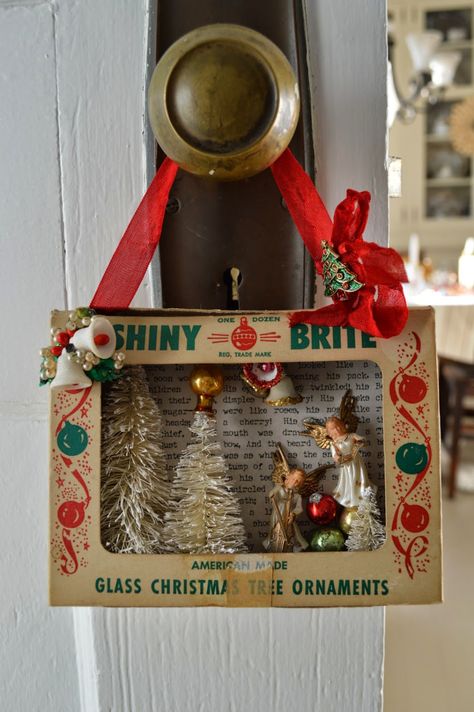 a holiday project: how a shadow is made shiny... shiny brite that is Antique Vintage Decor, Christmas Diorama, Retro Christmas Decorations, Vintage Christmas Crafts, Christmas Crafty, Christmas Shadow Boxes, Christmas Vignettes, Postal Vintage, Crafty Christmas