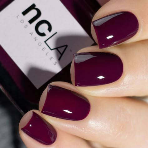 Dark Dip Powder Nails Colors, Wine Dip Powder Nails, Dark Red Nails Gel, Burgundy Nail Designs Classy, Short Dip Powder Nails Winter, November Nails Fall Gel, November Dip Nails, Dark Burgundy Nails, Lavish Nails