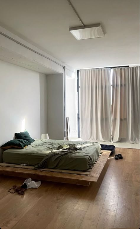 Bed No Frame, Bedroom Aesthetic Men, Decoration Ideas Aesthetic, Men Bedroom Ideas, Colorful Bed Sheets, Vibey Bedroom, Men Bed, Dekorasi Kamar Tidur, 아파트 인테리어