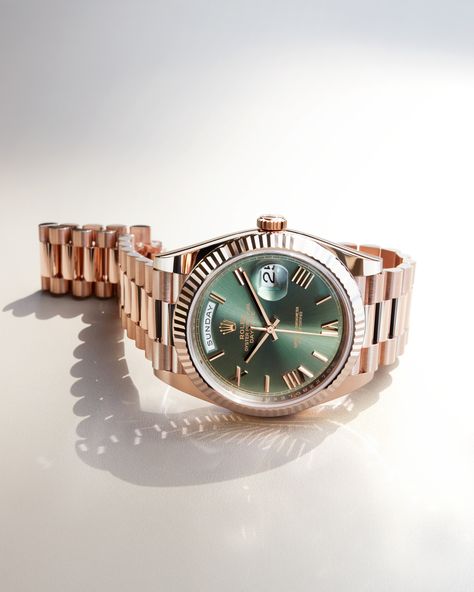 Rolex colours. The combination of a green dial with 18ct Everose gold brings an iconic Rolex look to the Day-Date 40. Green Face Rolex Women, Rolex Wrist Watch, Metal Watch, Dream Watches, Rolex Men, Wrist Wear, Rolex Day Date, Stylish Watches, Classic Watches