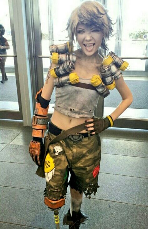 Female junkrat cosplay Female Junkrat, Junkrat Cosplay, Jamison Fawkes, Crazy Outfits, Family Movies, Human Figure, Overwatch, Human Body, Human