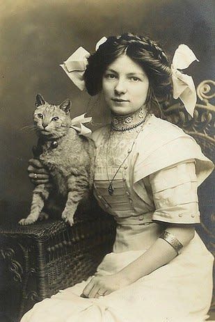 50 Adorable Vintage Cats Who Will Satisfy Your Old Soul She And Her Cat, Victorian Photography, Japan Illustration, Portrait Vintage, Old Cats, Cat Photography, Cat People, Photo Vintage, Vintage Portraits