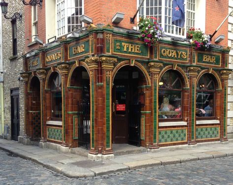 The old-fashioned exterior of The Quays Irish Restaurant in Dublin Pub Exterior, Irish Pub Interior, Basement Pub, English Bar, Signboard Design, Pub Interior Design, Irish Bar, Pub Interior, English Pub