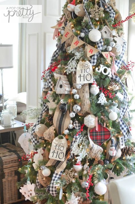 Canadian Bloggers Home Tour: Red Plaid Cottage Christmas via Kerri@APopofPretty Cottage Christmas Decorating, Natal Country, Christmas Tree Decorated, Plaid Christmas Decor, Christmas Tablescape, Cottage Christmas, 12 December, Plaid Ribbon, Primitive Christmas