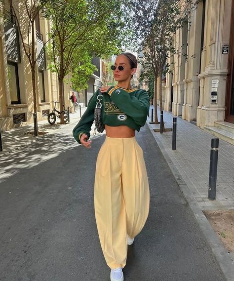 15 Best Yellow Pants Outfit Ideas To Brighten Your Outfit - The Wandering Girl Yellow Pants Outfit, Sporty Chic Outfits, Classy Streetwear, Whimsical Dress, Fest Outfits, Gaun Fashion, Athleisure Fashion, Crop Top Outfits, Athleisure Outfits