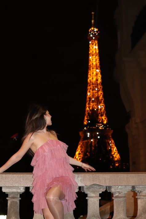 eiffel tower, sparkly eiffel tower, pink tulle dress, parus outfit aesthetic, pic spot in paris, best picture spots in paris, pink aesthetic Paris Summer Photoshoot, Paris Birthday Pictures, Eiffel Tower Birthday Photoshoot, Birthday In Paris Photos, Paris Birthday Photoshoot, Eiffel Tower Photoshoot, Eiffel Tower Picture, Birthday In Paris, Paris Mood Board