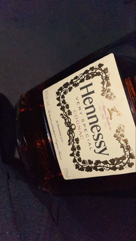 Henny Bottle, Hennessy Drinks, Hennessy Very Special Cognac, Hennessy Bottle, Pretty Alcoholic Drinks, Bottle Drawing, Nightclub Aesthetic, Alcohol Party, Type Shi