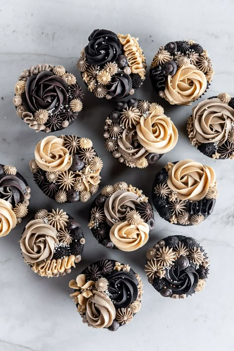 Espresso Buttercream, Guinness Cupcakes, Deco Cupcake, Cupcake Decorating Tips, Dark Chocolate Cookies, Cupcake Cake Designs, Cupcakes Decorados, Cupcake Designs, Cake Decorating Designs