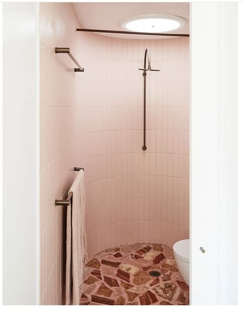 Bathrooms Country, Bathroom Terrazzo, 70s Apartment, Terracotta Bathroom, Bathroom Shower Tub, Design A Bathroom, Rose Bathroom, Retro Beach House, Terrazzo Bathroom