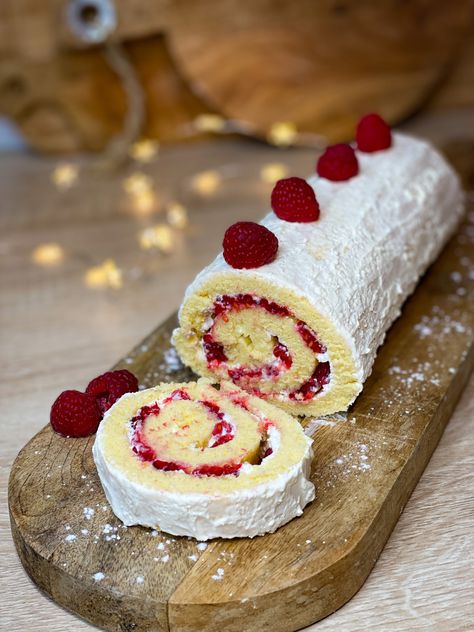 Raspberry Roulade, Fresh Fruit Desserts, Sponge Cake Filling, Peppermint Brownies, Christmas Pie, Roll Cake, Christmas Sugar Cookies, Christmas Dishes, Weird Food