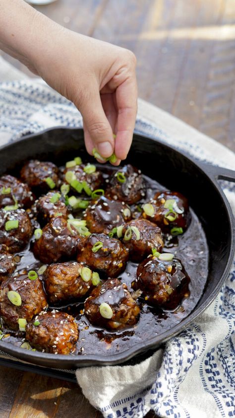 This flavorful Asian meatball recipe has a sriracha hoisin glaze that's sticky, sweet, and a little bit spicy! The post Asian Meatball Recipe with Sriracha Hoisin Glaze appeared first on Couple in the Kitchen. Beef Appetizer Recipes, Appetizers With Ground Beef, Ground Beef Appetizer, Ground Beef Easy Recipes, Beef Easy Recipes, Hoisin Meatballs, Asian Pork Meatballs, Sriracha Meatballs, Asian Chicken Meatballs