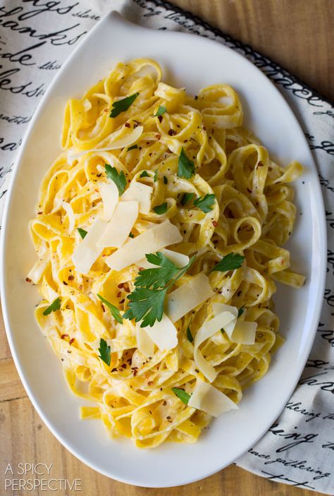 Amazing Fettuccine Alfredo - An Easy Christmas Pasta Dish! #fettuccine #alfredo Christmas Fettuccine, Christmas Pasta, Fettuccine Alfredo Recipe, Christmas Main Dishes, Easy Christmas Dinner, Fettuccine Alfredo Recipes, A Spicy Perspective, Christmas Dinner Menu, Alfredo Recipe