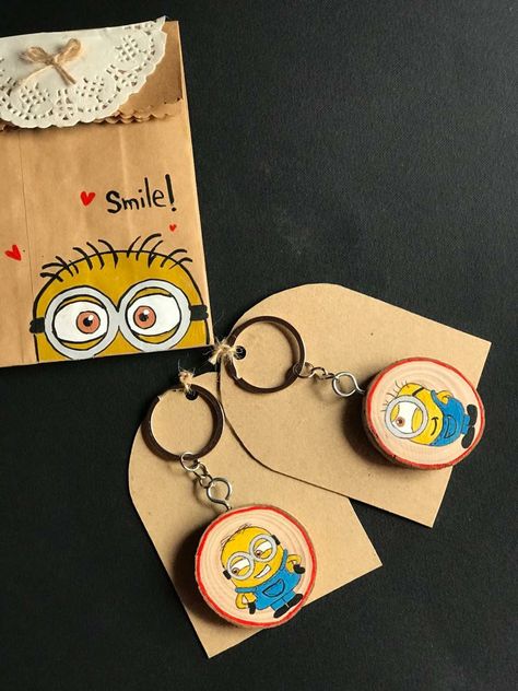 Wooden Keychain Painting, Handmade Wood Crafts, Bff Gifts Diy, Boho Crafts Diy, Clay Keychain, Christmas Cards Kids, Wood Slice Art, Diy Journal Books, Wooden Keychain