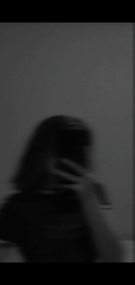 Short Hair Blurred Aesthetic, Short Hair Asthetic Picture Blur, Blurry Aesthetic Girl Short Hair, Face Blur, Blur Picture, Hair Mirror, Blur Photography, Short Dark Hair, Dark Wallpapers