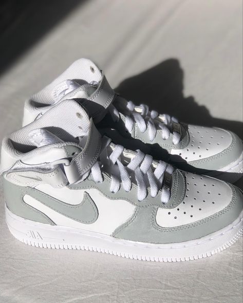 Aesthetic Nikes, Air Force 1 Mid Custom, Grey Air Force 1, Airforce 1 Mid, Nike Air Force Mid, Jordan Air Force 1, Af1 Shoes, Stylish School Bags, Nike Air Force 1 Mid