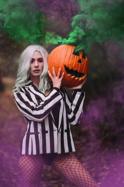 Beetle Juice Photoshoot, Beetlejuice Photoshoot, Halloween Boudier Pics, Halloween Photoshoot Women, Black Halloween Makeup, Spooky Buddies, Beetlejuice Halloween Costume, Spooky Photoshoot, Halloween Costume Inspiration