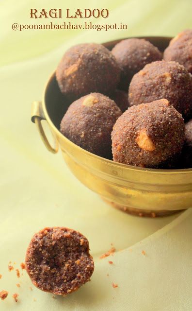 Annapurna: Ragi ladoos are delicious sweet balls made using Finger Millet flour, ghee, and a sweetener. Made with just 3 ingredients, these gluten-free ragi ladoos are tasty and very easy to make. I have used jaggery as a sweetener here. Ragi ladoo midly flavored with cardamom serve as a healthy tasty snack for kids and adults alike. Veggie Crackers, Sweet Balls, Healthy Gingerbread Cookies, Ragi Recipes, Ragi Flour, Coconut Ladoo, Vegetarian Platter, Finger Millet, Millet Flour