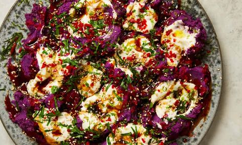 Yotam Ottolenghi’s mashed purple sweet potatoes with lime and yoghurt. Otto Lenghi, Yotam Ottolenghi Recipes, Orange Sweet Potatoes, Layered Potato, Ottolenghi Recipes, Potato Slices, Potato Fritters, Simple Green Salad, Purple Sweet Potatoes