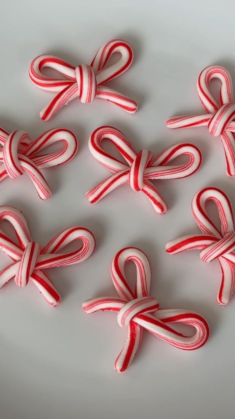 Diy Christmas Candy, Candy Cane Gifts, Candy Cane Crafts, Candy Cane Decorations, Christmas Meals, Peppermint Christmas, Candy Theme, Candy Crafts, Christmas Themes Decorations