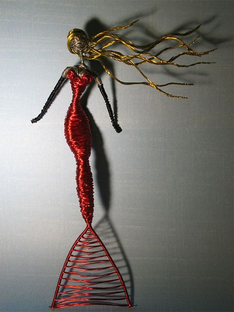 Red mermaid wire sculpture Drátěná Socha, Fantasy Wire, Wire Sculptures, Wire Art Sculpture, Red Mermaid, Art Wire, Wire Trees, Earrings Diy, Wire Sculpture