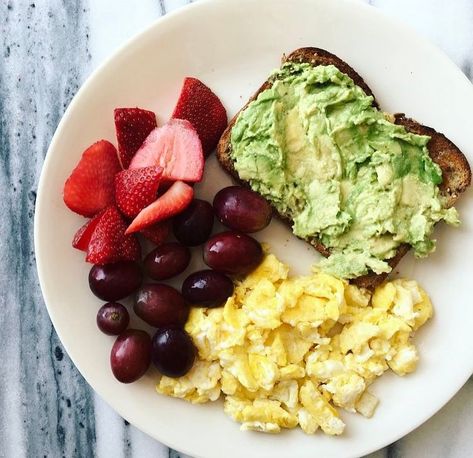 Dream breakfast! Avocado toast, sliced strawberries, grapes, scrambled eggs. Healthy breakfast goals. Healthy clean eating meal prep inspiration ideas. Quick Healthy Breakfast, Diet Vegetarian, Health Breakfast, Healthy Meal Prep, Mental Wellness, Breakfast Ideas, Healthy Lunch, Aesthetic Food, School Work