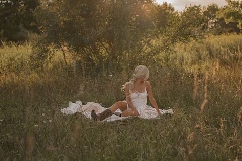 Blanket In Field Photoshoot, Western Field Photoshoot, Country Field Photoshoot, Field Photoshoot Aesthetic, Senior Picture Ideas Western, Senior Pictures Outfits Fall, Boho Senior Pictures, Pretty Senior Pictures, Western Photo Shoots